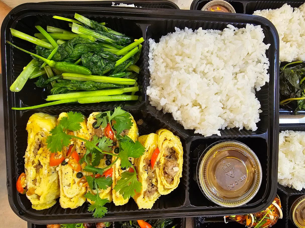 Cơm trứng cuộn thập cẩm