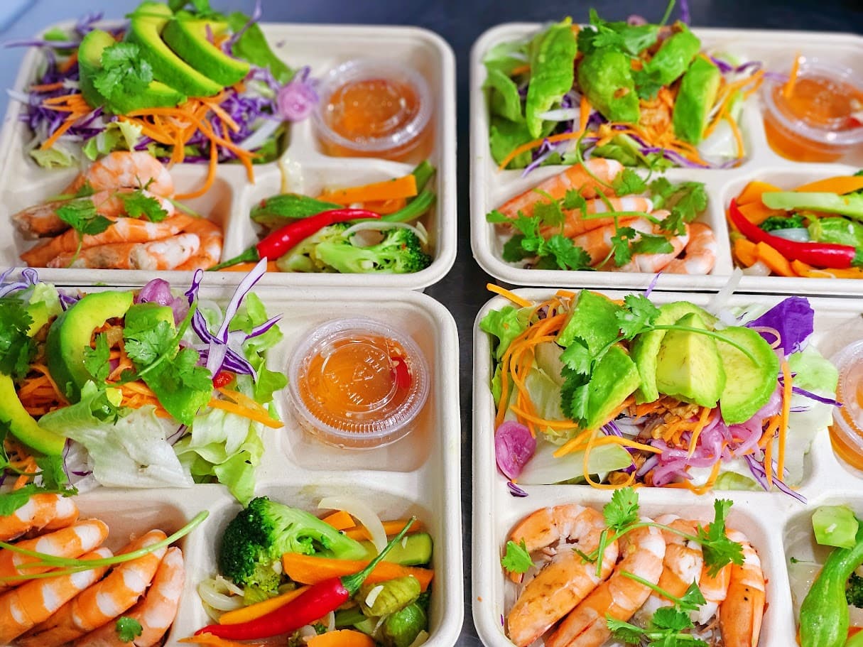 Cơm gạo lứt salad tôm bơ